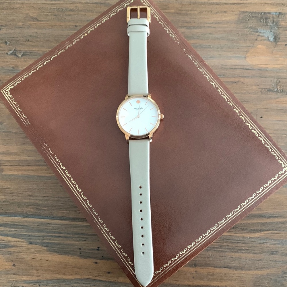 Excellent condition Kate Spade 34mm rose gold watch. Genuine leather.